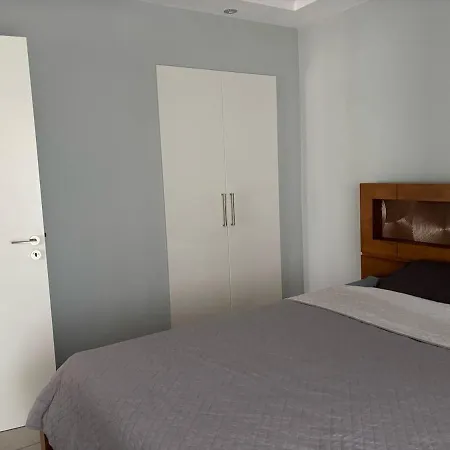 Flat With Huge Veranda At The Apartman