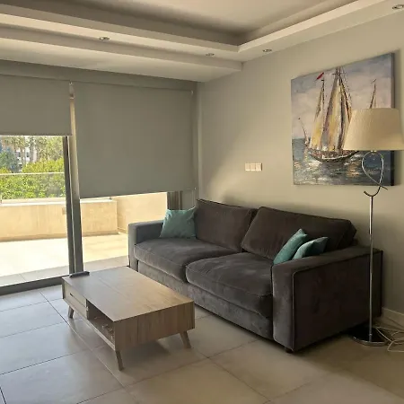 Flat With Huge Veranda At The Apartman