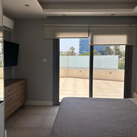 Flat With Huge Veranda At The Apartman *